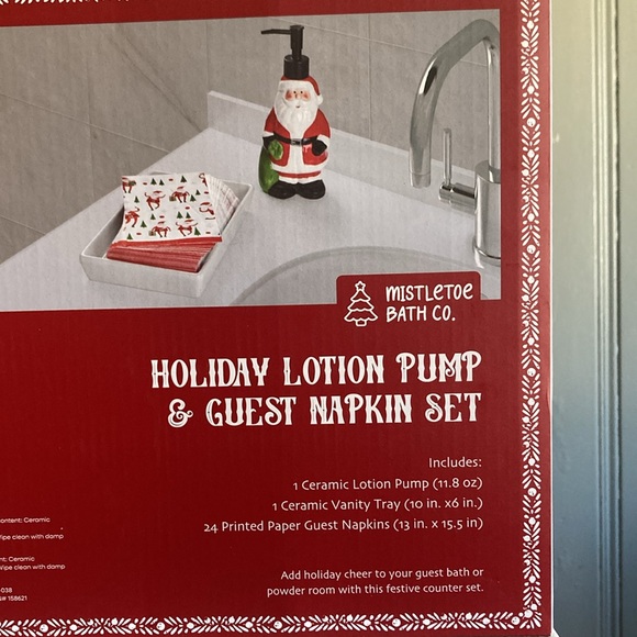 BNIB- 3 Piece Set- Ceramic Santa Soap Pump, 24 Hand Towels & Ceramic Towel Tray - Picture 13 of 16